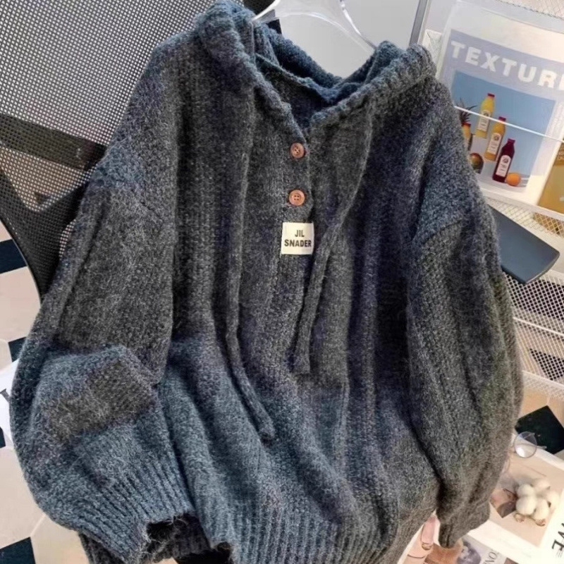 Moteriški storas megztinis su gobtuvu - akrilo audinys, vientisas raštas, laisvas kirpimas, ilgos rankovės (Medžiaga: Akrilas; Storis: Stor; Raštas: Vientisas; Kirpimas: Laisvas; Gobtuvas: Su gobtuvu)