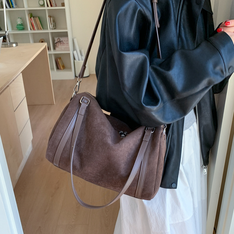 Geantă crossbody texturată pentru femei, din PU, formă orizontal pătrată, închidere cu fermoar, buzunare interioare multiple pentru telefon, ID, laptop și cameră