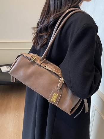 PU Bowling táska, városi egyszerűség, horizontális négyzet alakú forma, cipzáras nyitás, poliészter bélés, belső cipzáras zseb és ID zseb, egyrészes vállpánt, mindennapi használatra