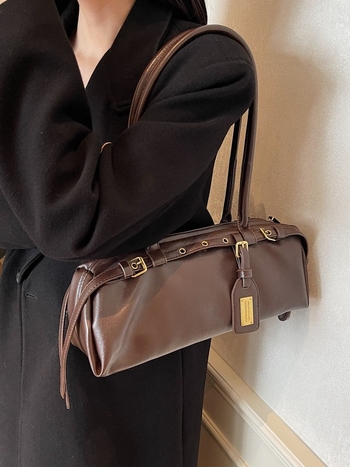 PU Bowling táska, városi egyszerűség, horizontális négyzet alakú forma, cipzáras nyitás, poliészter bélés, belső cipzáras zseb és ID zseb, egyrészes vállpánt, mindennapi használatra