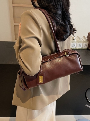 PU Bowling táska, városi egyszerűség, horizontális négyzet alakú forma, cipzáras nyitás, poliészter bélés, belső cipzáras zseb és ID zseb, egyrészes vállpánt, mindennapi használatra