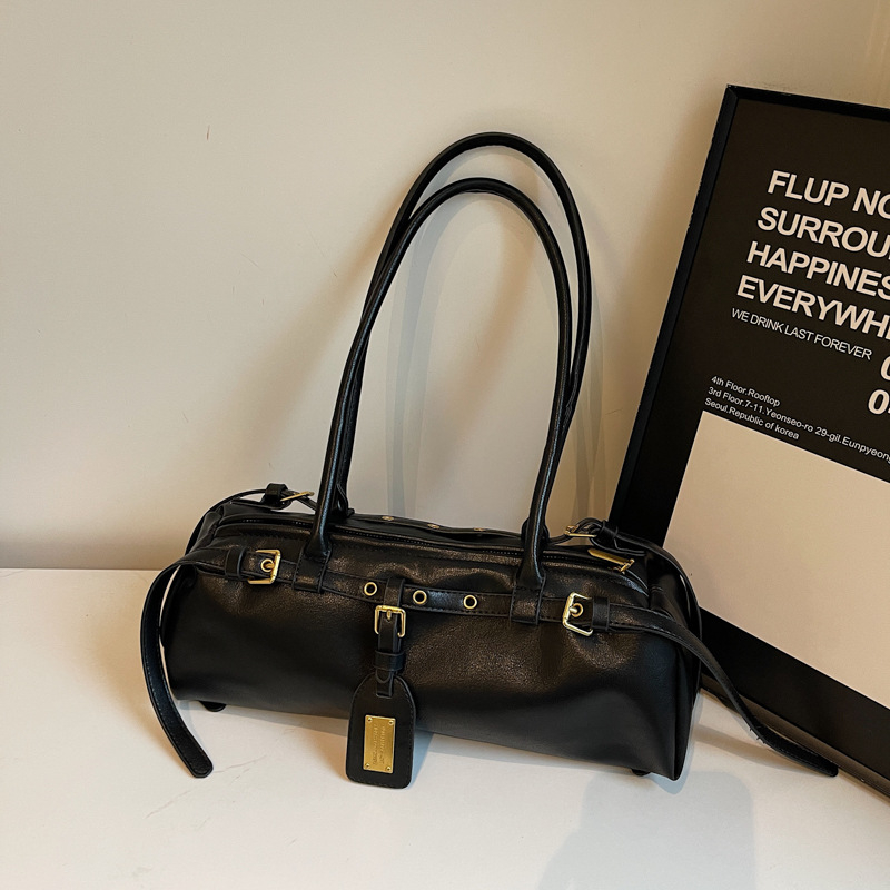 PU Bowling táska, városi egyszerűség, horizontális négyzet alakú forma, cipzáras nyitás, poliészter bélés, belső cipzáras zseb és ID zseb, egyrészes vállpánt, mindennapi használatra