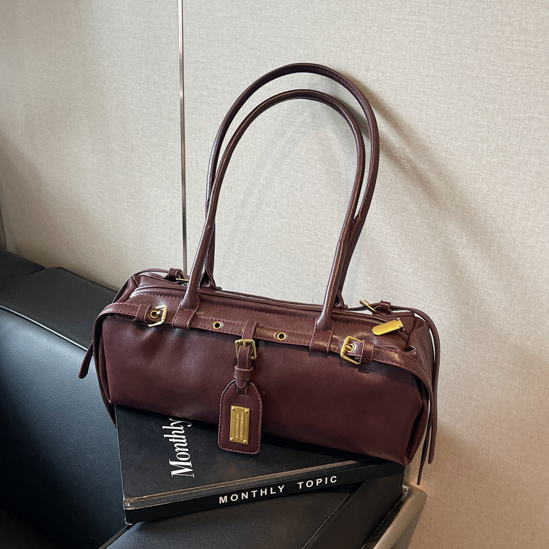 PU Bowling táska, városi egyszerűség, horizontális négyzet alakú forma, cipzáras nyitás, poliészter bélés, belső cipzáras zseb és ID zseb, egyrészes vállpánt, mindennapi használatra