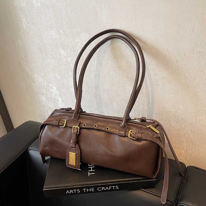 PU Bowling táska, városi egyszerűség, horizontális négyzet alakú forma, cipzáras nyitás, poliészter bélés, belső cipzáras zseb és ID zseb, egyrészes vállpánt, mindennapi használatra