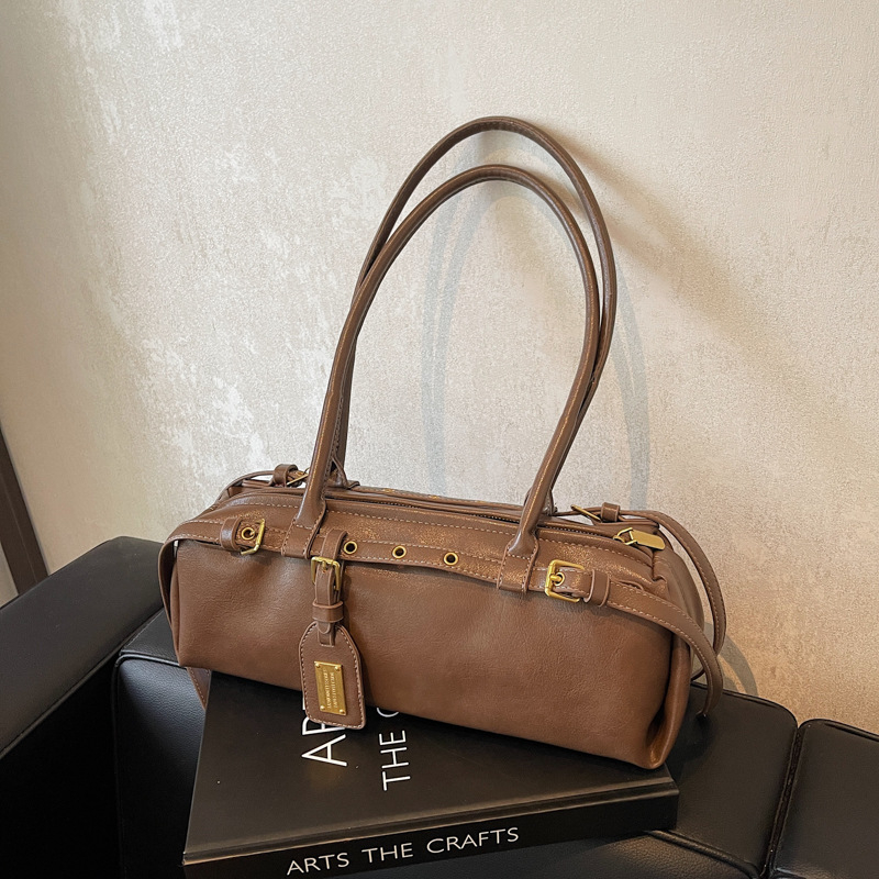 PU Bowling táska, városi egyszerűség, horizontális négyzet alakú forma, cipzáras nyitás, poliészter bélés, belső cipzáras zseb és ID zseb, egyrészes vállpánt, mindennapi használatra