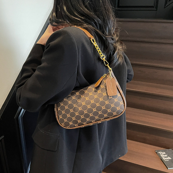 Torba za podlakticu - teksturirana PU koža, horizontalni kvadratni oblik, zatvaranje na zip, poliester podstava, gradski minimalistički stil, ljeto 2025