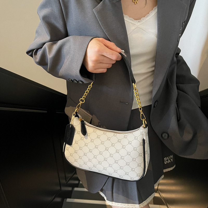 Torba za podlakticu - teksturirana PU koža, horizontalni kvadratni oblik, zatvaranje na zip, poliester podstava, gradski minimalistički stil, ljeto 2025