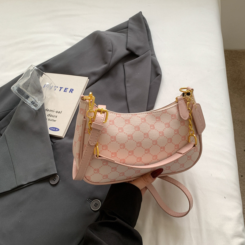 Torba za podlakticu - teksturirana PU koža, horizontalni kvadratni oblik, zatvaranje na zip, poliester podstava, gradski minimalistički stil, ljeto 2025