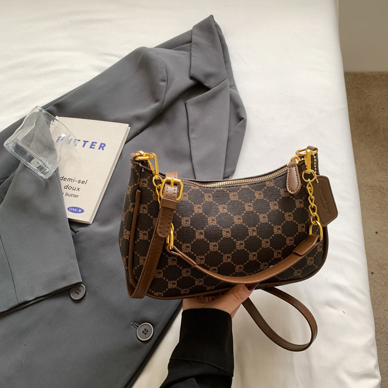 Torba za podlakticu - teksturirana PU koža, horizontalni kvadratni oblik, zatvaranje na zip, poliester podstava, gradski minimalistički stil, ljeto 2025