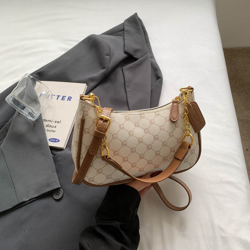 Torba za podlakticu - teksturirana PU koža, horizontalni kvadratni oblik, zatvaranje na zip, poliester podstava, gradski minimalistički stil, ljeto 2025