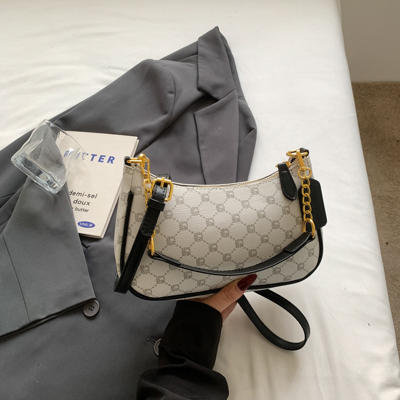 Torba za podlakticu - teksturirana PU koža, horizontalni kvadratni oblik, zatvaranje na zip, poliester podstava, gradski minimalistički stil, ljeto 2025