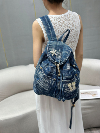 Traper ruksak s izvezenim rhinestones - zatvaranje šnuralom, unutarnja džep s patentom, poliesterska podstava, mekan i otporan na habanje