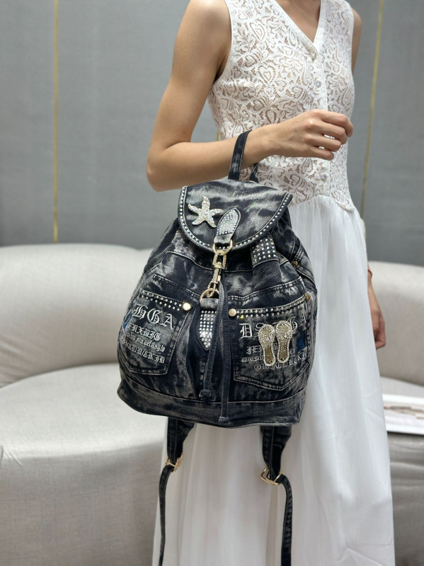 Traper ruksak s izvezenim rhinestones - zatvaranje šnuralom, unutarnja džep s patentom, poliesterska podstava, mekan i otporan na habanje