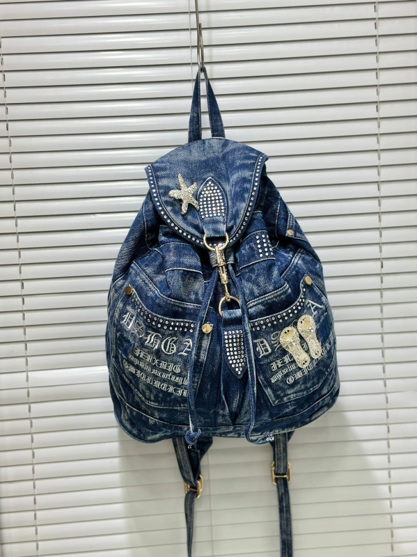 Traper ruksak s izvezenim rhinestones - zatvaranje šnuralom, unutarnja džep s patentom, poliesterska podstava, mekan i otporan na habanje