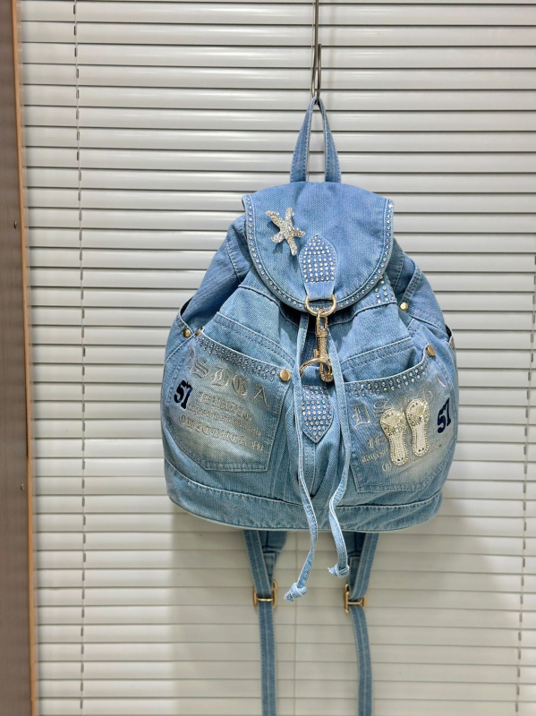 Traper ruksak s izvezenim rhinestones - zatvaranje šnuralom, unutarnja džep s patentom, poliesterska podstava, mekan i otporan na habanje