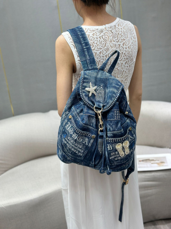 Traper ruksak s izvezenim rhinestones - zatvaranje šnuralom, unutarnja džep s patentom, poliesterska podstava, mekan i otporan na habanje