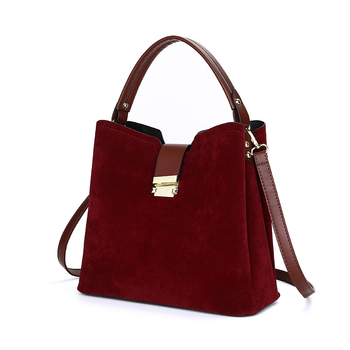 Дамска чанта тип кофа от PU материал, с цип за затваряне, полиестерна подплата, вътрешни джобове – джоб със цип и джоб за телефон