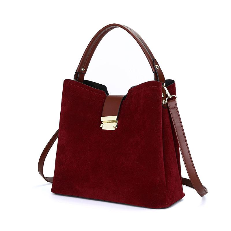 Дамска чанта тип кофа от PU материал, с цип за затваряне, полиестерна подплата, вътрешни джобове – джоб със цип и джоб за телефон