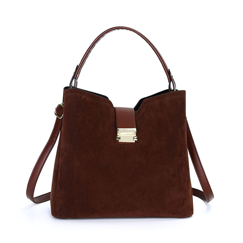 Дамска чанта тип кофа от PU материал, с цип за затваряне, полиестерна подплата, вътрешни джобове – джоб със цип и джоб за телефон