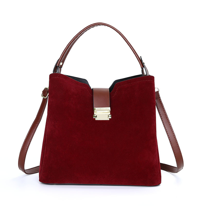 Дамска чанта тип кофа от PU материал, с цип за затваряне, полиестерна подплата, вътрешни джобове – джоб със цип и джоб за телефон