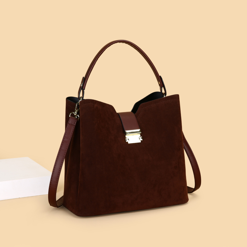 Дамска чанта тип кофа от PU материал, с цип за затваряне, полиестерна подплата, вътрешни джобове – джоб със цип и джоб за телефон