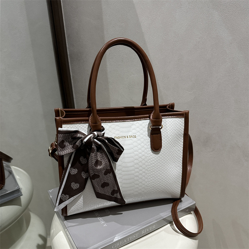 Tote torba u stilu street fashion, PU materijal, zatvarač, vodoravni kvadratni oblik