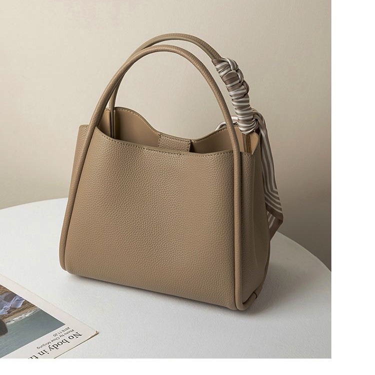 Ženska torbica u urbanom minimalističkom stilu, PU materijal, kvadratnog kutijastog oblika, unutarnja džep s patch i međusloj.