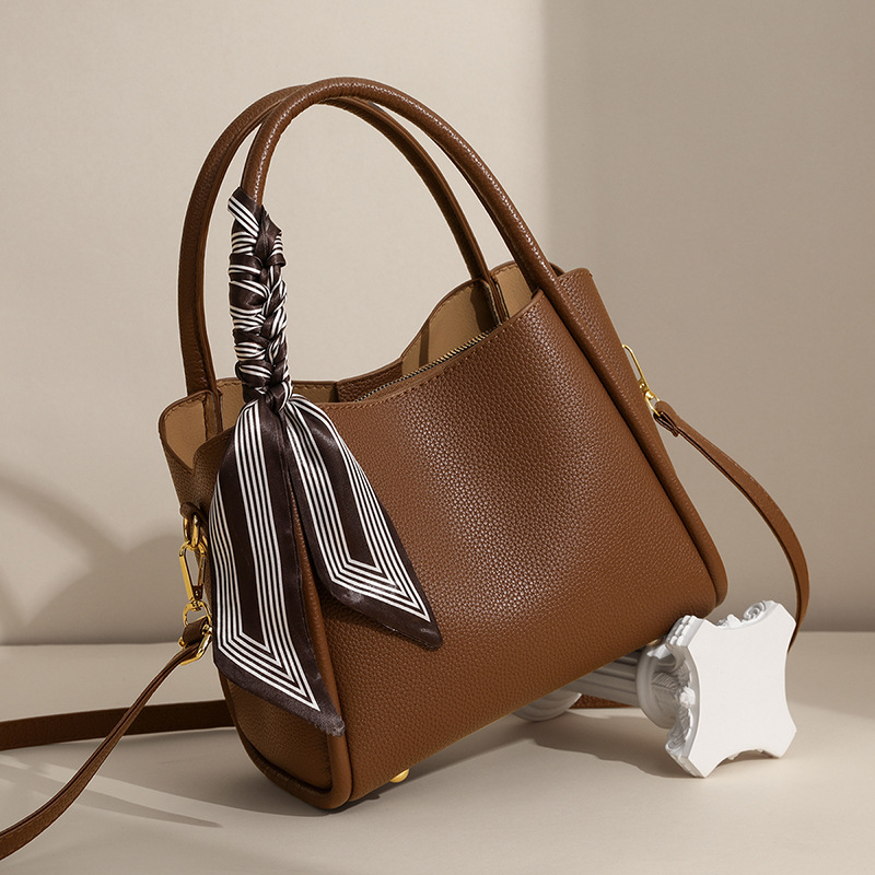 Ženska torbica u urbanom minimalističkom stilu, PU materijal, kvadratnog kutijastog oblika, unutarnja džep s patch i međusloj.