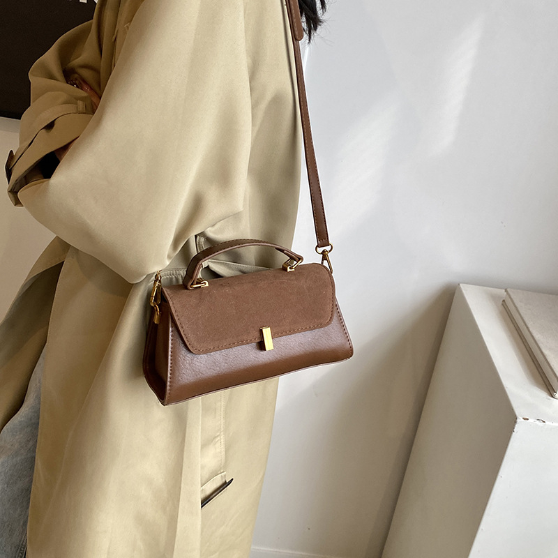 Γυναικεία crossbody τετράγωνη τσάντα - PU υλικό, οριζόντιο τετράγωνο σχήμα, άνοιγμα με κάλυμμα, θήκη για κινητό, μονός ιμάντας ώμου