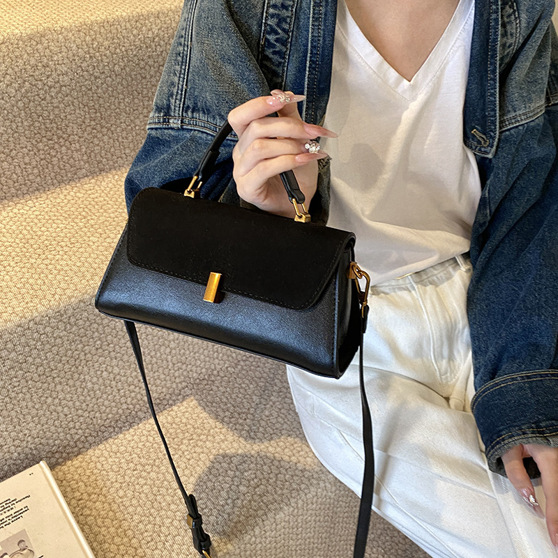 Γυναικεία crossbody τετράγωνη τσάντα - PU υλικό, οριζόντιο τετράγωνο σχήμα, άνοιγμα με κάλυμμα, θήκη για κινητό, μονός ιμάντας ώμου