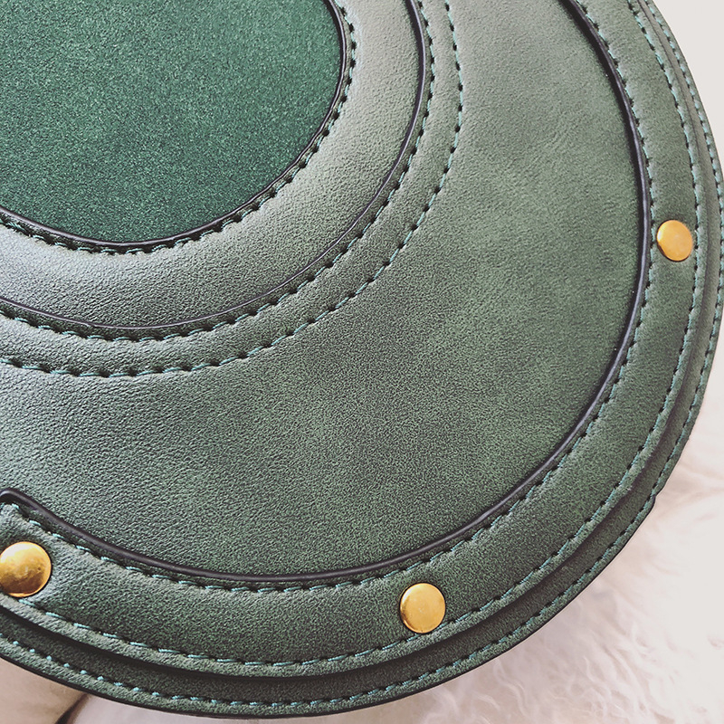 Kružna PU crossbody torba – ulični stil, zatvaranje zipom, mekana trodimenzionalna konstrukcija, unutrašnji džepovi za telefon, osobna iskaznica i kartice