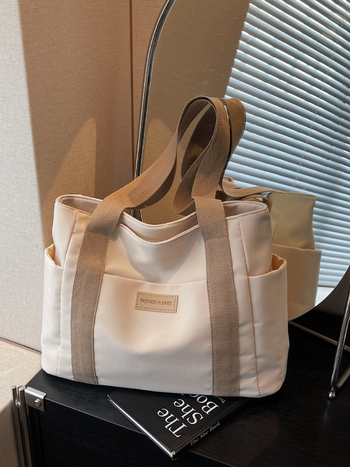 Najlon tote torba s zatvaračem, vodoravnog kvadratnog oblika, podstava od poliestera, unutarnji džepovi (zip, džep za telefon, džep za ID)