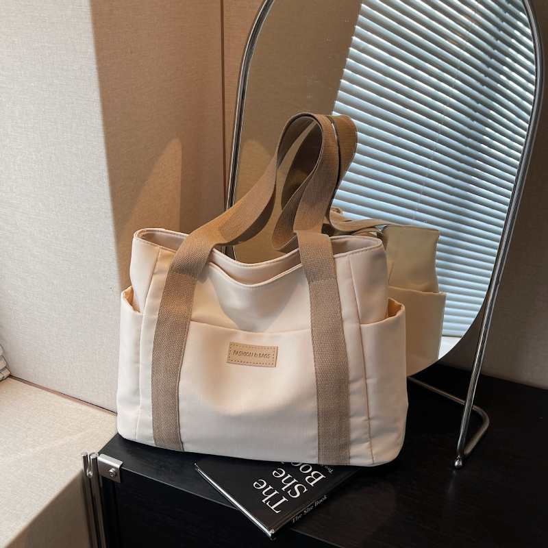 Najlon tote torba s zatvaračem, vodoravnog kvadratnog oblika, podstava od poliestera, unutarnji džepovi (zip, džep za telefon, džep za ID)