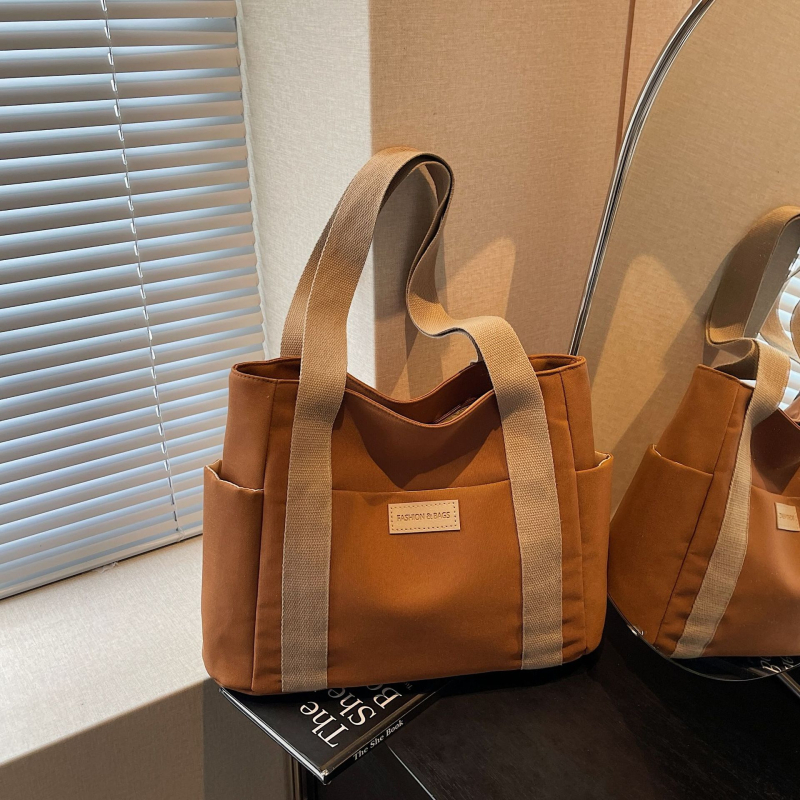 Najlon tote torba s zatvaračem, vodoravnog kvadratnog oblika, podstava od poliestera, unutarnji džepovi (zip, džep za telefon, džep za ID)