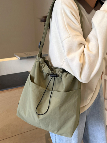 Casual ženska nylon tote torba; vertikalni kvadratni oblik, magnetsko zatvaranje, poliester podstava, unutarnje džepove za telefon i karticu identifikacije.