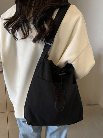 Casual ženska nylon tote torba; vertikalni kvadratni oblik, magnetsko zatvaranje, poliester podstava, unutarnje džepove za telefon i karticu identifikacije.