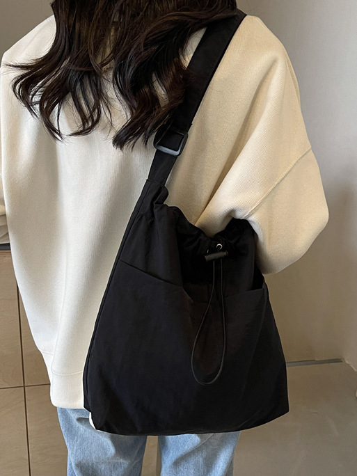 Casual ženska nylon tote torba; vertikalni kvadratni oblik, magnetsko zatvaranje, poliester podstava, unutarnje džepove za telefon i karticu identifikacije.