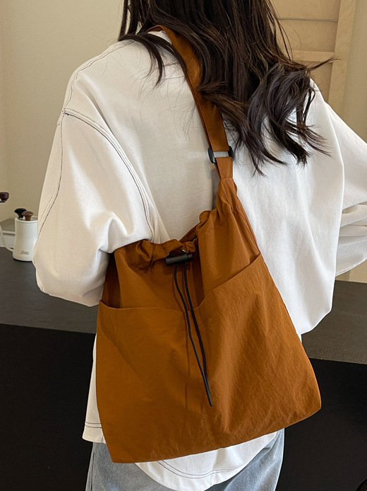 Casual ženska nylon tote torba; vertikalni kvadratni oblik, magnetsko zatvaranje, poliester podstava, unutarnje džepove za telefon i karticu identifikacije.