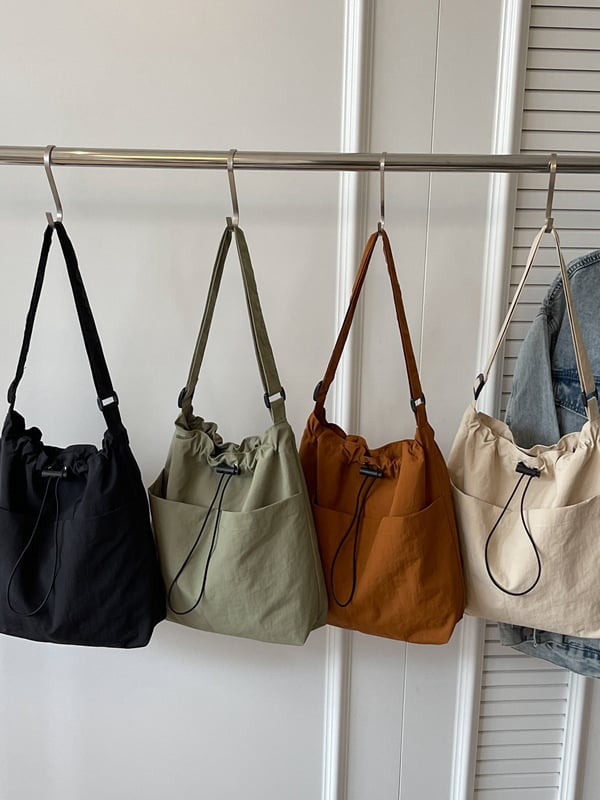 Casual ženska nylon tote torba; vertikalni kvadratni oblik, magnetsko zatvaranje, poliester podstava, unutarnje džepove za telefon i karticu identifikacije.