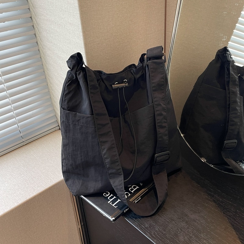 Casual ženska nylon tote torba; vertikalni kvadratni oblik, magnetsko zatvaranje, poliester podstava, unutarnje džepove za telefon i karticu identifikacije.