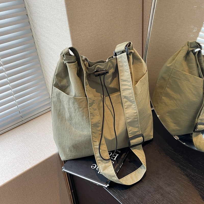 Casual ženska nylon tote torba; vertikalni kvadratni oblik, magnetsko zatvaranje, poliester podstava, unutarnje džepove za telefon i karticu identifikacije.