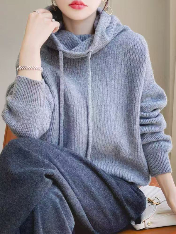 Laza szabású kapucnis pulóver, hosszú ujjú, egyszínű, kasmír‑keverék nylon és akril alkotóelemekkel, közepes vastagság, ősz 2025