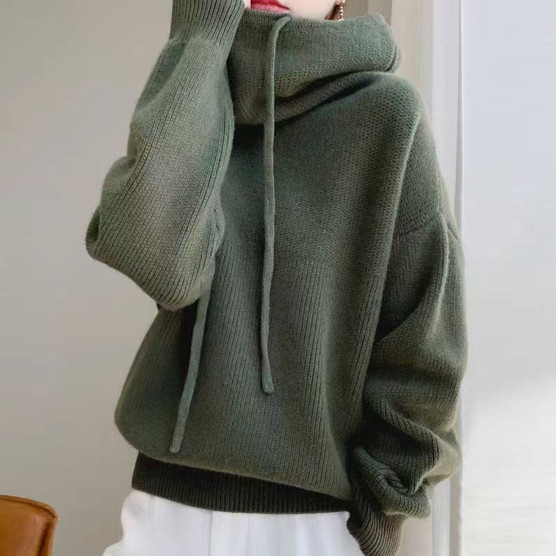 Laza szabású kapucnis pulóver, hosszú ujjú, egyszínű, kasmír‑keverék nylon és akril alkotóelemekkel, közepes vastagság, ősz 2025