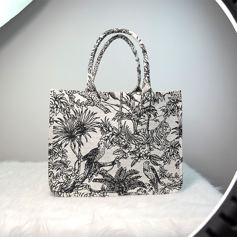 Ženska tote torba s vezom; materijal: pamuk i lan; podstava: poliester; oblik: vertikalni kvadrat; unutarnji džepovi: džep na zip i džep za telefon; naramenice: dvostruke drške