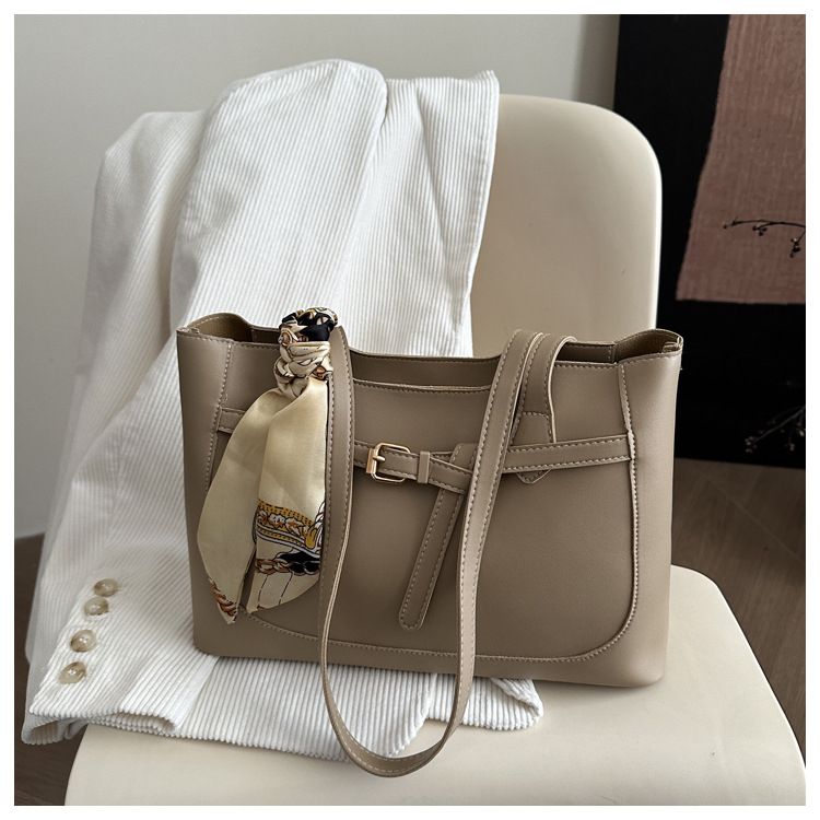 Tote torba, gradski street style, PU materijal, zatvarač, poliester podstava, horizontalni kvadratni oblik