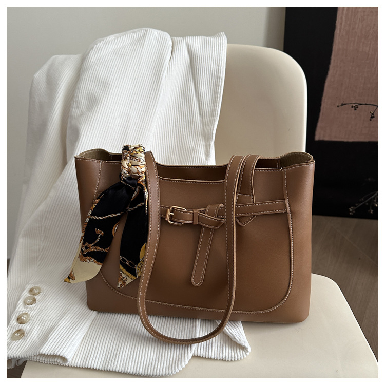 Tote torba, gradski street style, PU materijal, zatvarač, poliester podstava, horizontalni kvadratni oblik