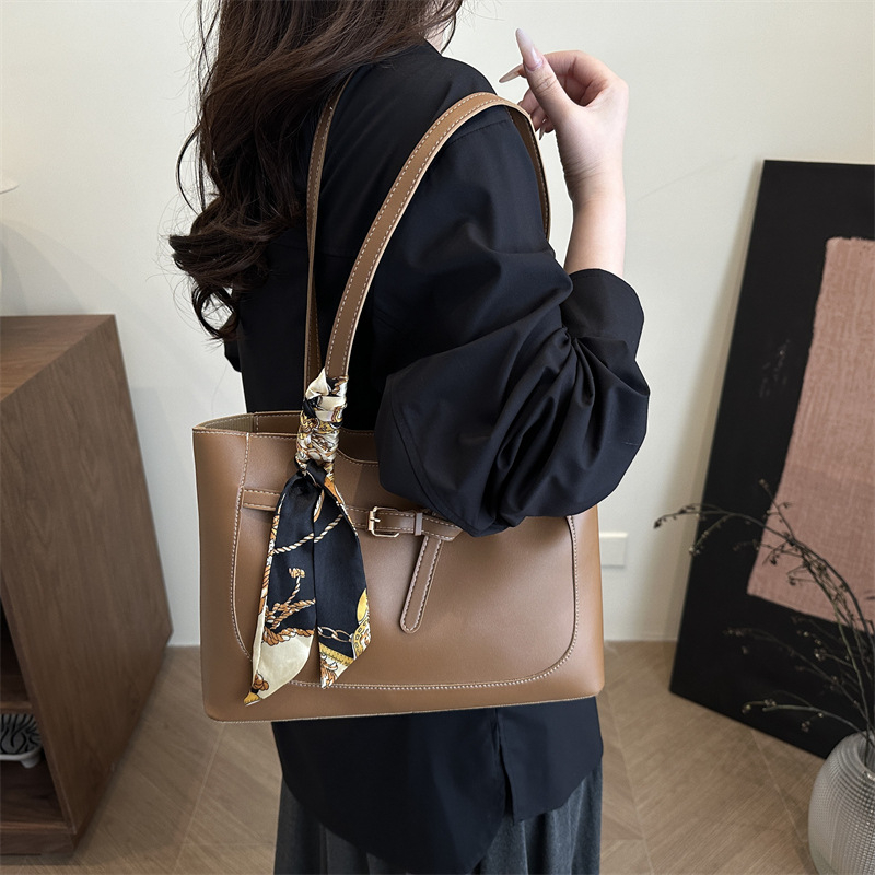 Tote torba, gradski street style, PU materijal, zatvarač, poliester podstava, horizontalni kvadratni oblik