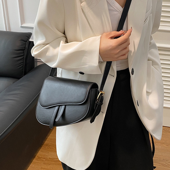 PU ženska saddle torba, gradski minimalistički stil, nosiva preko ramena ili ispod pazuha, horizontalni kvadratni oblik, zatvara kapicom, unutarnja pretinica za telefon, poliester podstava, jedna naramenica