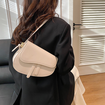PU ženska saddle torba, gradski minimalistički stil, nosiva preko ramena ili ispod pazuha, horizontalni kvadratni oblik, zatvara kapicom, unutarnja pretinica za telefon, poliester podstava, jedna naramenica