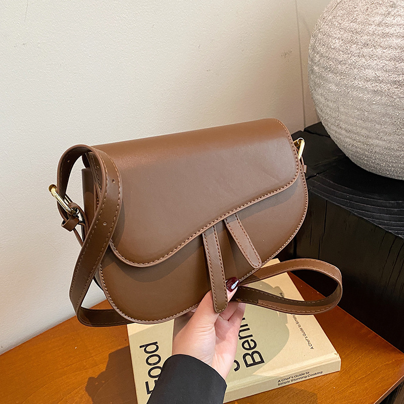 PU ženska saddle torba, gradski minimalistički stil, nosiva preko ramena ili ispod pazuha, horizontalni kvadratni oblik, zatvara kapicom, unutarnja pretinica za telefon, poliester podstava, jedna naramenica